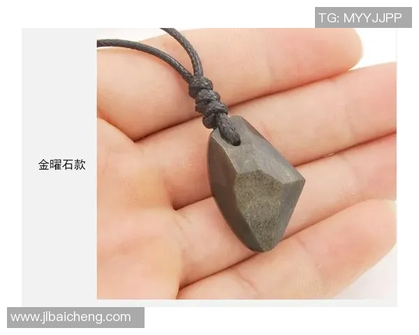 足球明星项链设计理念：融合个性与荣耀的独特标志展示